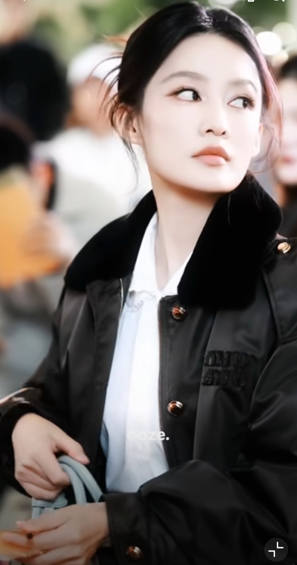 李沁出席活动好美，是自带清冷书卷气的甜酷学姐，紫色丝袜抢镜！