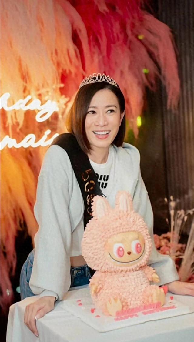 佘诗曼50岁生日，众港星偷偷到内地为其庆生，惊喜饭局见证友谊