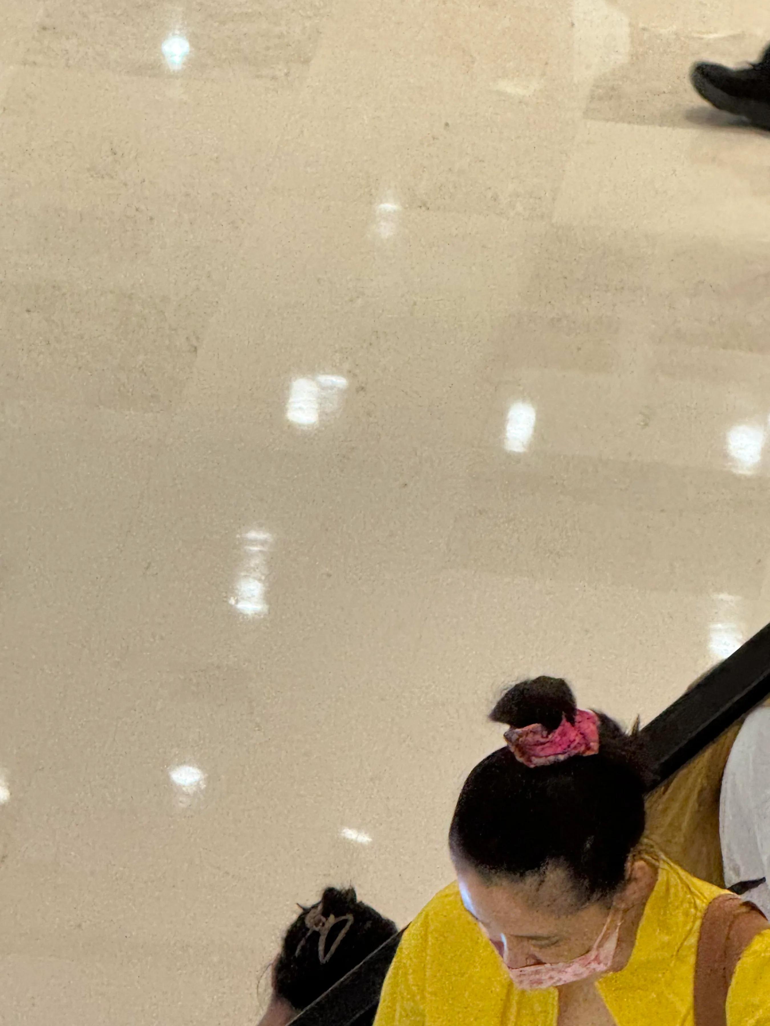 吴倩带着女儿在武汉逛街，她扎着丸子头没有少女感，妈味儿很重！