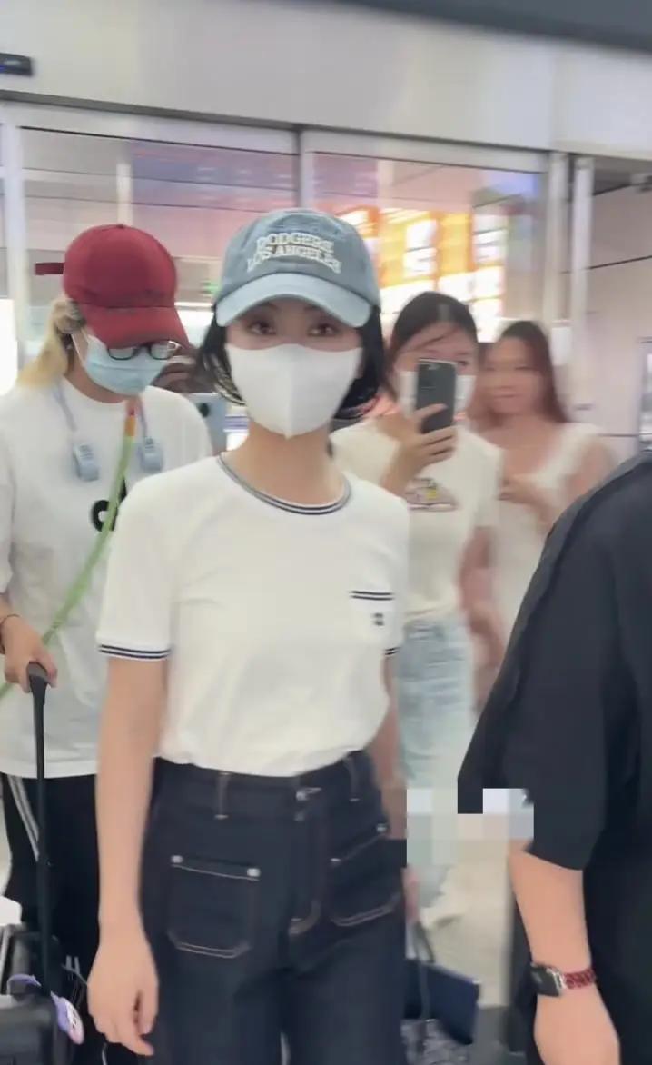 谭松韵义乌机场出发,白短袖搭深色牛仔裤,随性发型尽显清新气质