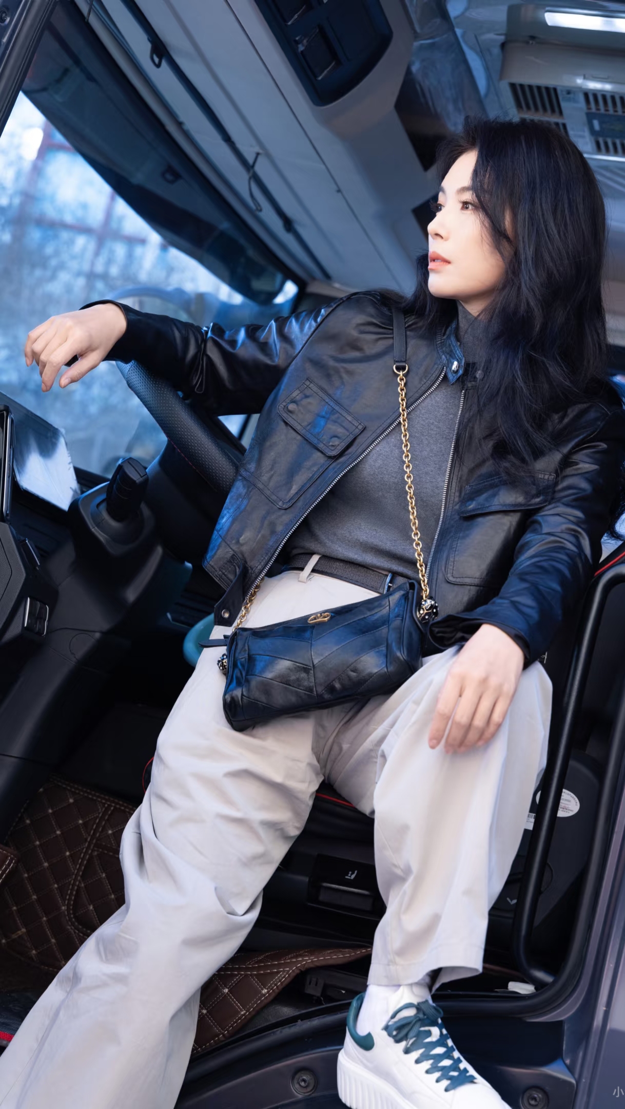 刘涛分享最新美照,黑皮衣配微卷长发,美得好耀眼