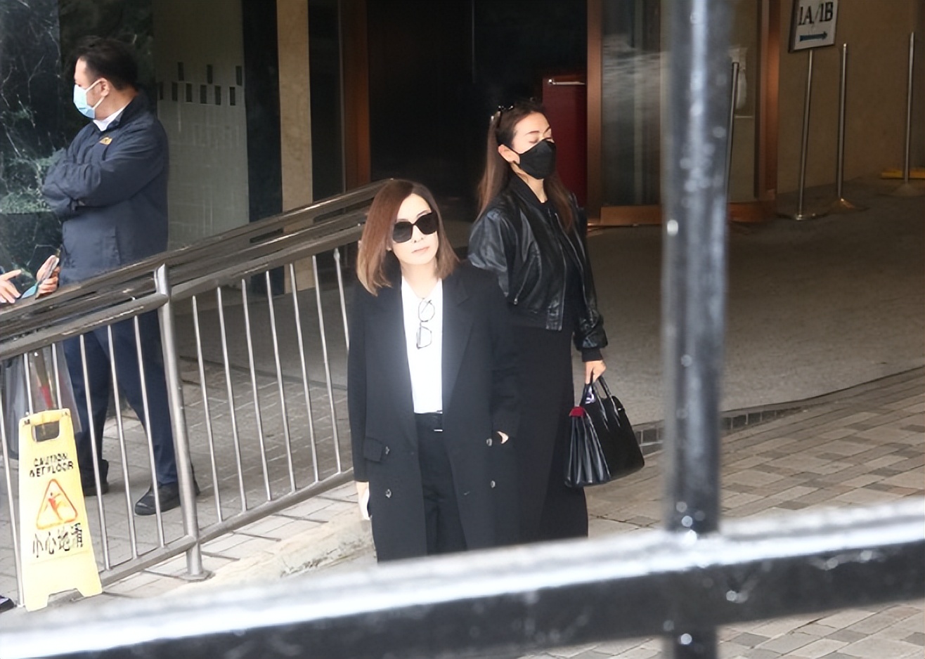 佘诗曼晒照为母亲庆生!酒店设宴摆十几桌很气派,佘妈妈也曾患癌