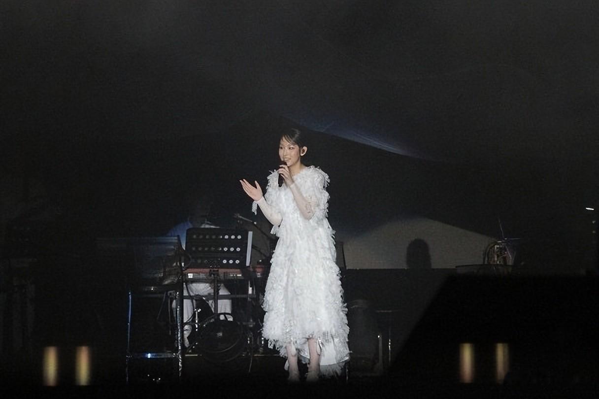 炎明熹平安夜亚博开唱 离巢后惊艳亮相雪山舞台＋天籁开场全场沸腾