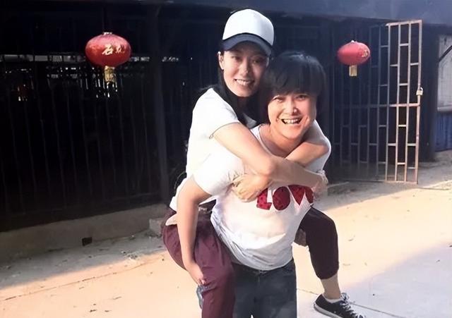 昔日姐妹花成“陌路”？张小斐首映哭红眼，贾玲“不务正业”