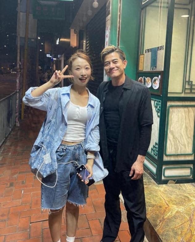 60岁郭富城街头被偶遇，金色头发配帆布鞋，路人直呼不敢相信