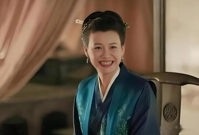 被名导抛弃后，34岁下嫁，39岁高龄生子，如今51岁被婆家宠成公主