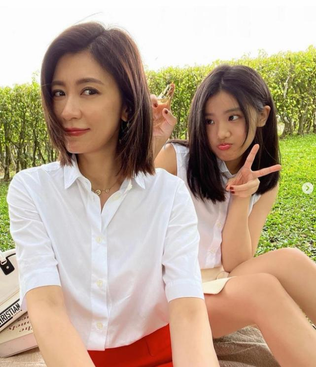 贾静雯赢麻了!自己那曾被质疑身世的女儿,竟成了前夫唯一的孩子