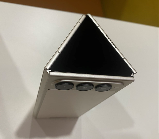 全球露面第二款三折疊，傳音展示了自己的三折疊概念設計。