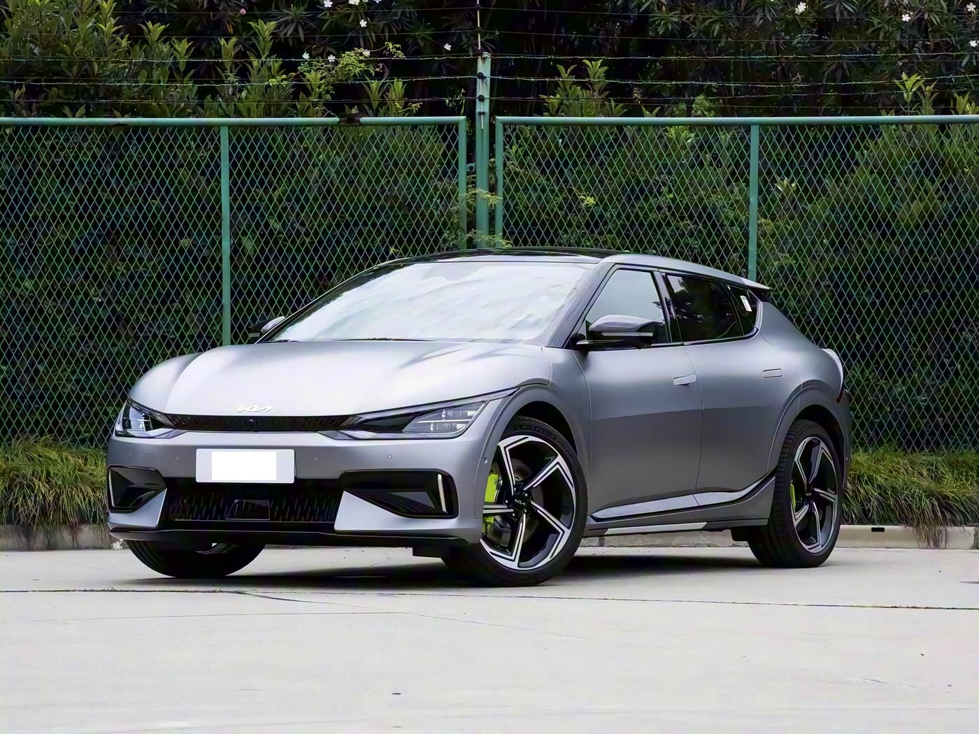 进口纯电轿跑SUV，配运动外观+刹车卡钳，双电机四驱，续航555Km