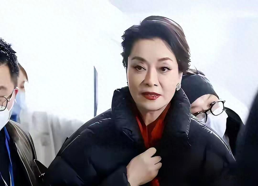 放弃争夺260亿遗产，带着女儿远走美国，如今才知道她有多明智