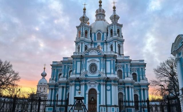 官宣离婚一年后，50岁的龚琳娜好消息不断，外国前夫却只能发酸评