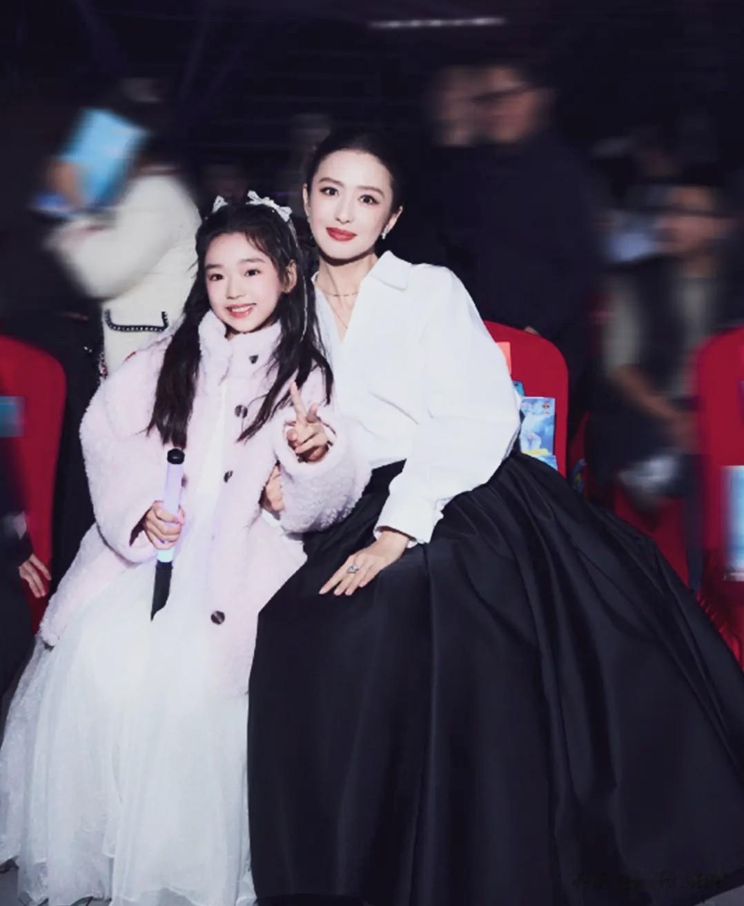 破镜重圆？陈思诚现身佟丽娅座位区，与酒窝热聊笑开花！