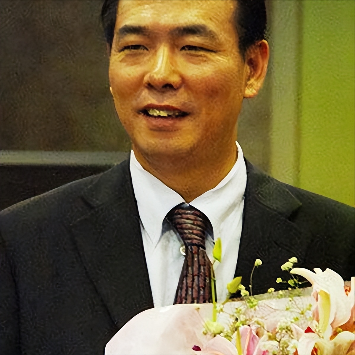 64岁蔡振华老婆，是我们熟悉的艺术家，如今演员儿子成两人的骄傲