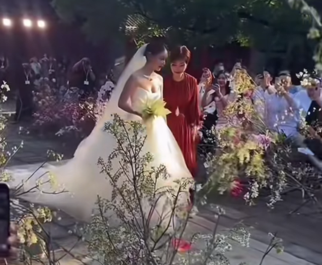 汪小菲婚礼现场，筱梅和亲妈含泪拥抱，小菲狂喊两声我愿意