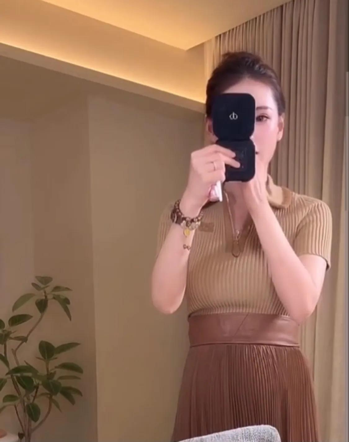 马筱梅穿miumiu孕肚显怀了，她累的直不起腰，汪小菲心疼的搂着她