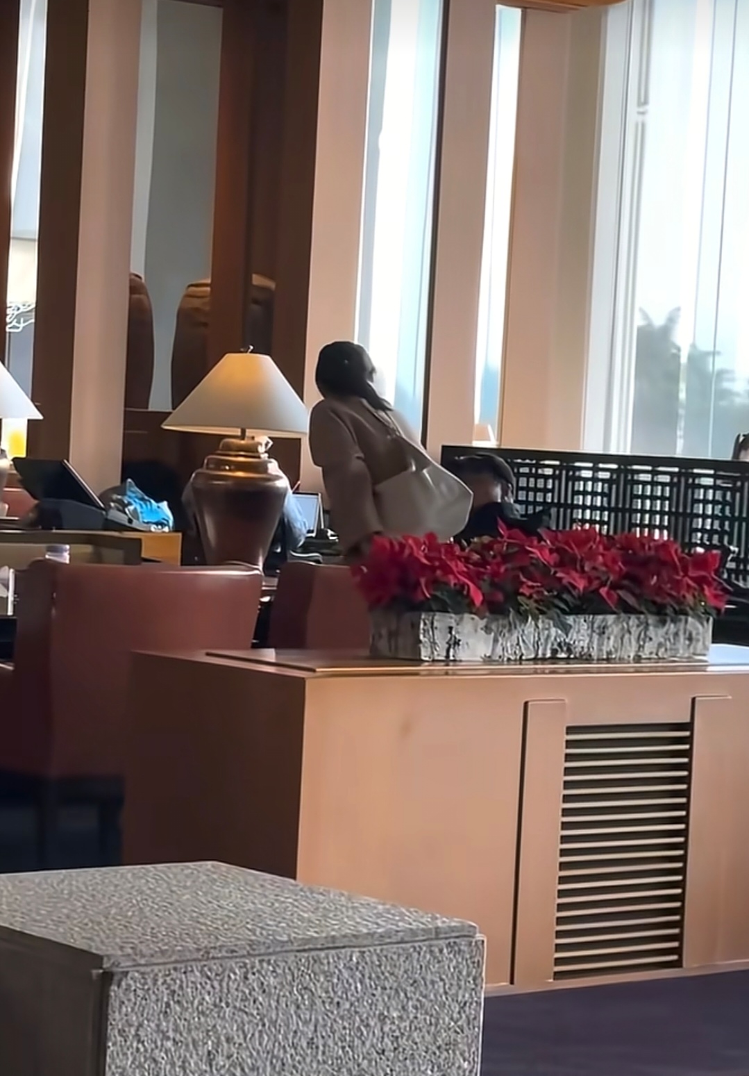 李英爱和企业家老公青岛被偶遇,54岁还是很漂亮,打扮简单又好看