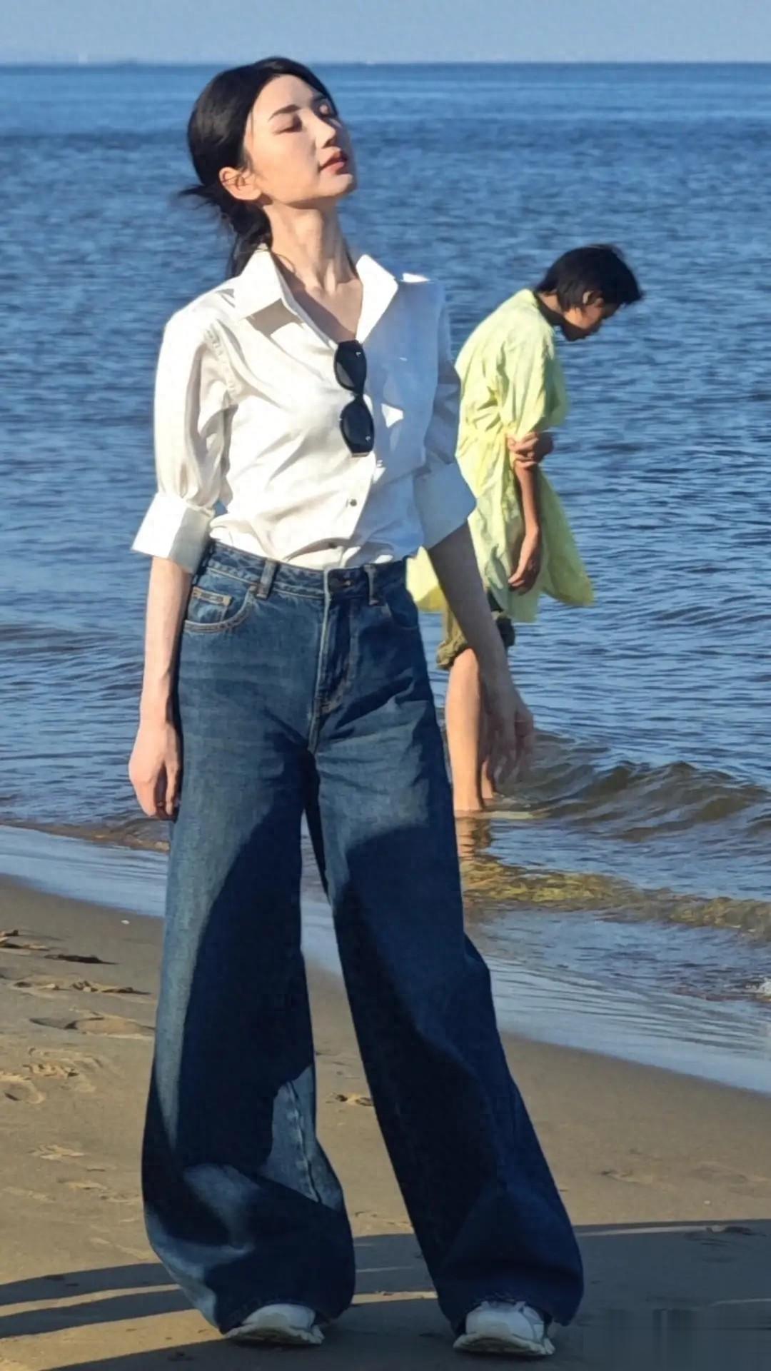 毛晓彤阿那亚海边被偶遇！很白很瘦，脸超级小，笑起来很甜美