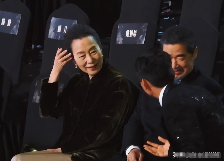 孩子父亲真相大白一月后，奚美娟低调露面，手足无措，落寞呆坐