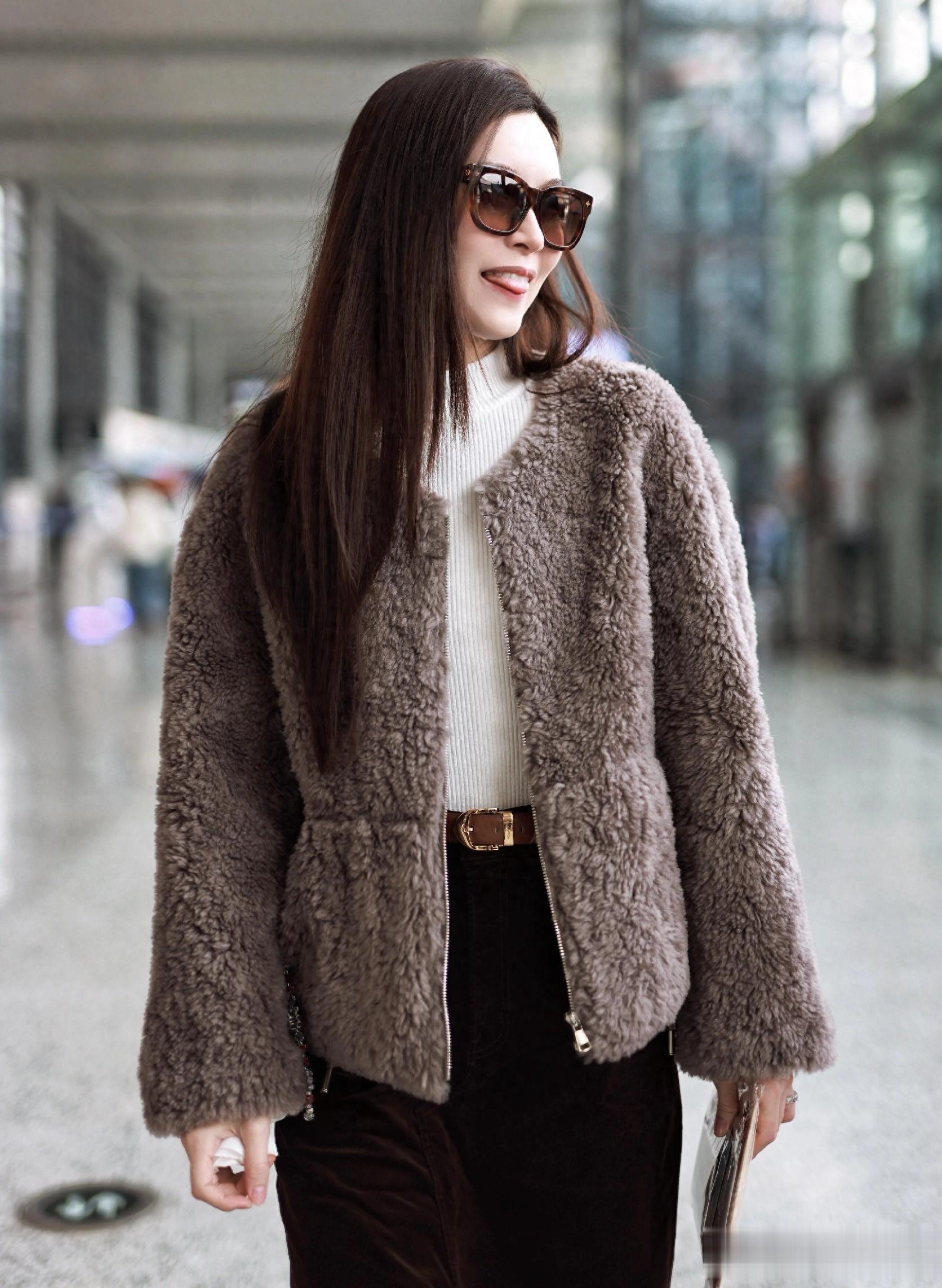 文咏珊上海机场出发路透，穿灰色毛毛衣戴着墨镜，身材恢复真好