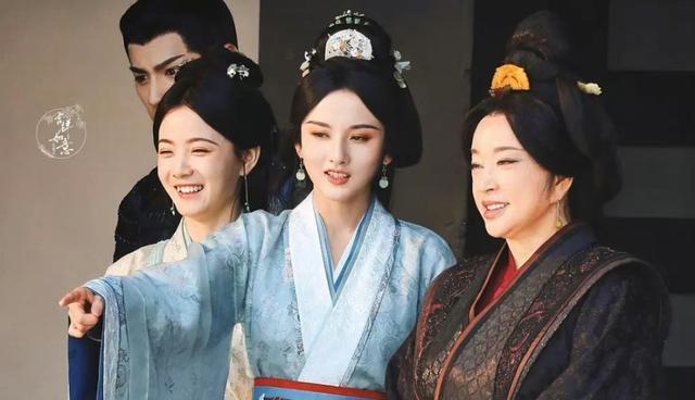 热搜爆了!曝顶流女星与导演同居,嫁豪门女星净身出户,娱圈真乱