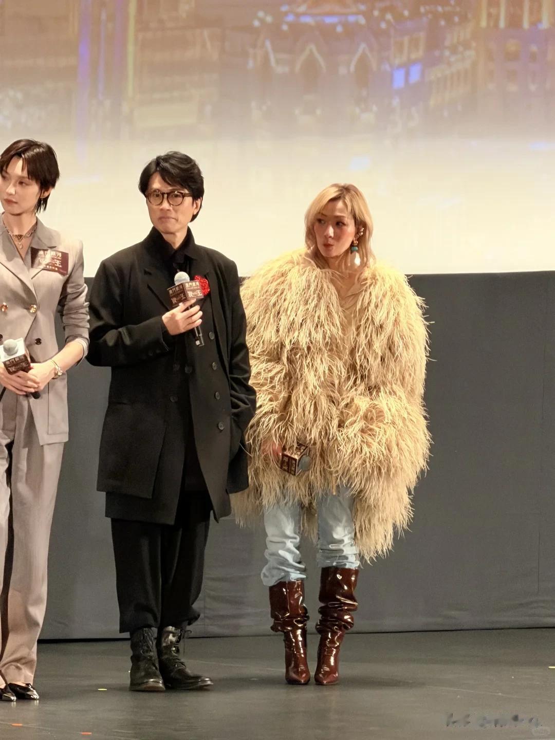 53岁郑秀文最新穿搭：豹纹外套+喇叭裤+恨天高，身材真好，像30岁