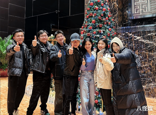 63岁马景涛回绥中祭祖，独自逛早市买一兜爆米花，过着普通人生活