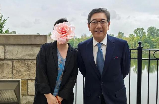 61岁水均益回国，龙凤胎儿女罕见露面