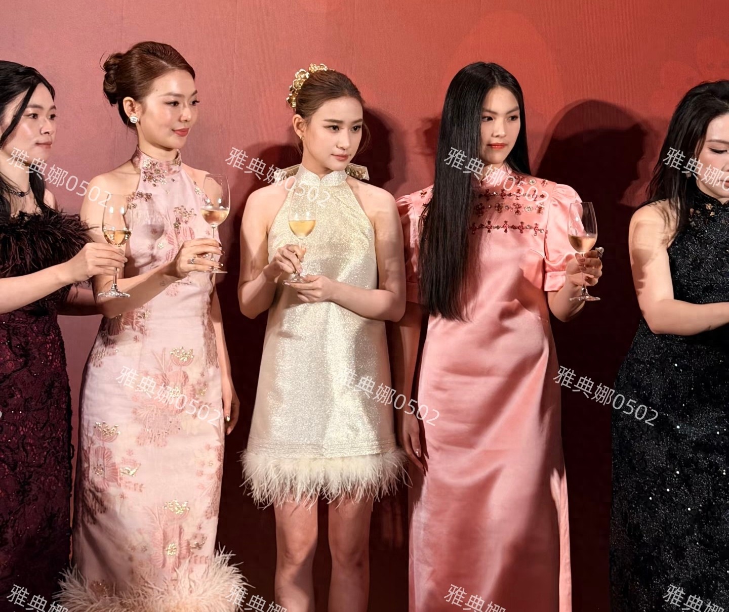 王诗龄秀发如瀑青春无敌但衣品拉胯，何超莲五官精致身高是短板!