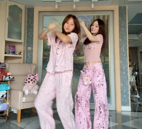 李小璐始终沉默，二胎生父成谜，彻底打破贾乃亮强撑的“温情”