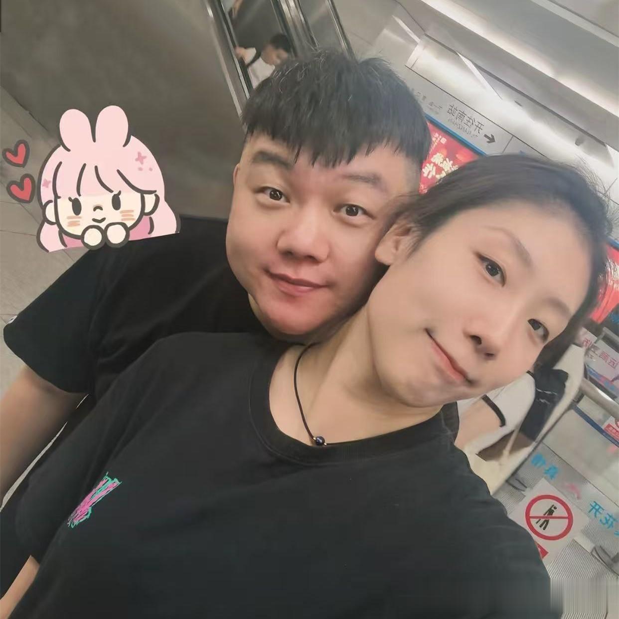 德云社霄字科演员大婚，烧饼岳云鹏送祝福，未到现场，却很有诚意