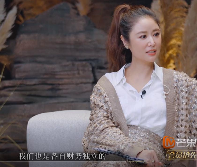 霍建华一个人吃火锅被偶遇，46岁素颜发福有白头发，人均75元节俭