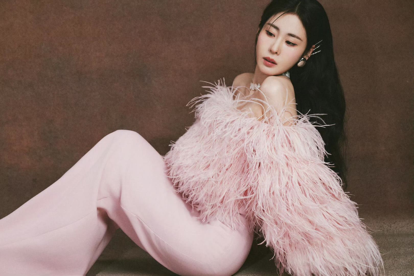 张碧晨时尚大片 优雅白色礼服 精致耳环搭配