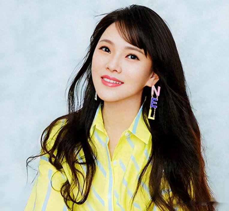 14年恋爱,9年婚姻,41岁离婚带娃,47岁再嫁,如今她被宠成公主