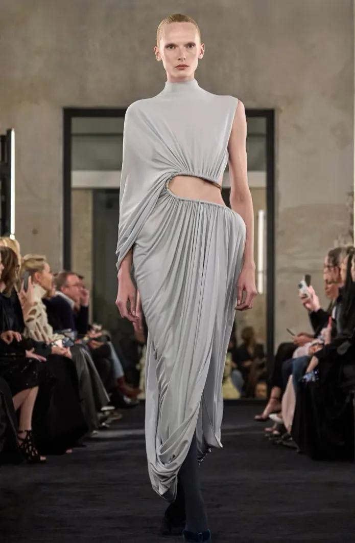 郭碧婷穿皮草拍大片,她戴整套黄金首饰很贵气,连生两胎不敢露腰