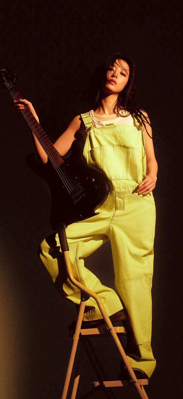 周雨彤最新妆造大片绝美壁纸氛围感拉满，周雨彤太美了