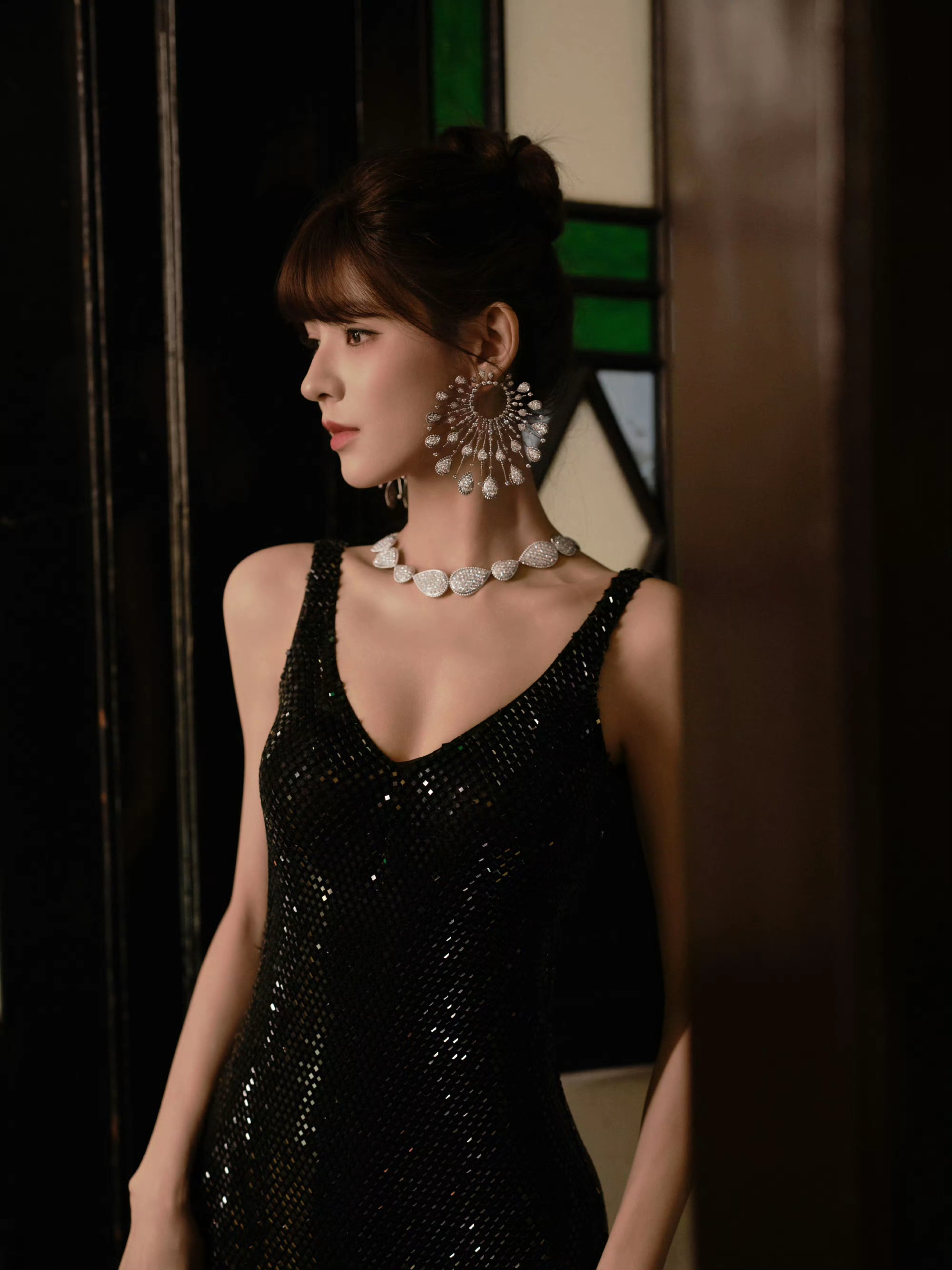 张予曦抹胸闪亮礼裙，身材真好