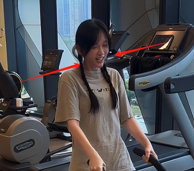 46岁陈乔恩现身健身房,练器械累到表情狰狞,美颜过猛脸严重变形