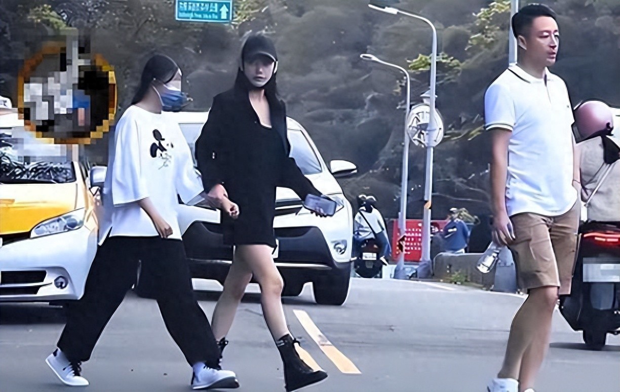 汪小菲夫妻现身机场，马筱梅挺孕肚步履蹒跚，刚陪完大S儿女回京