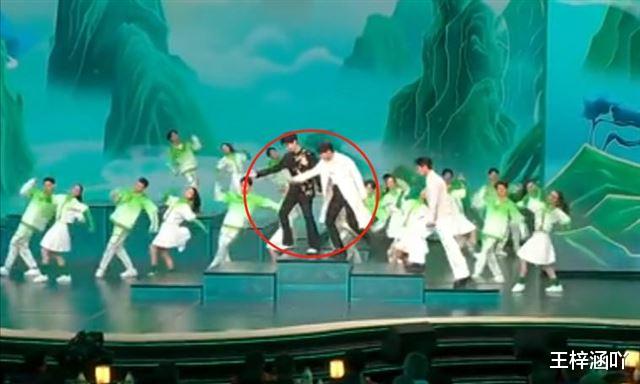 轻舟已过万重山！被“推销”多年的白敬亭，彻底打脸了魏大勋