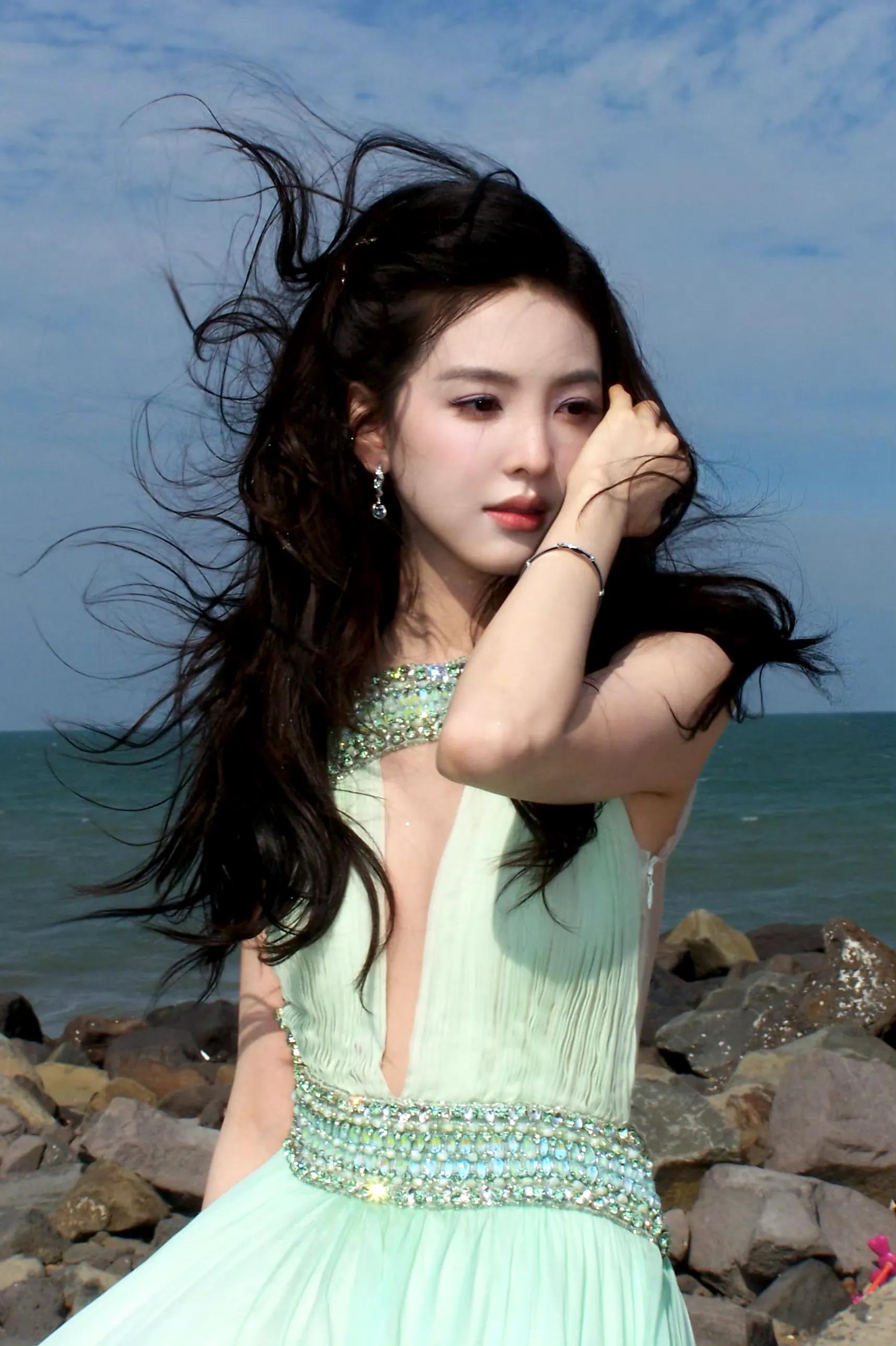 章若楠绿色薄纱裙写真美图