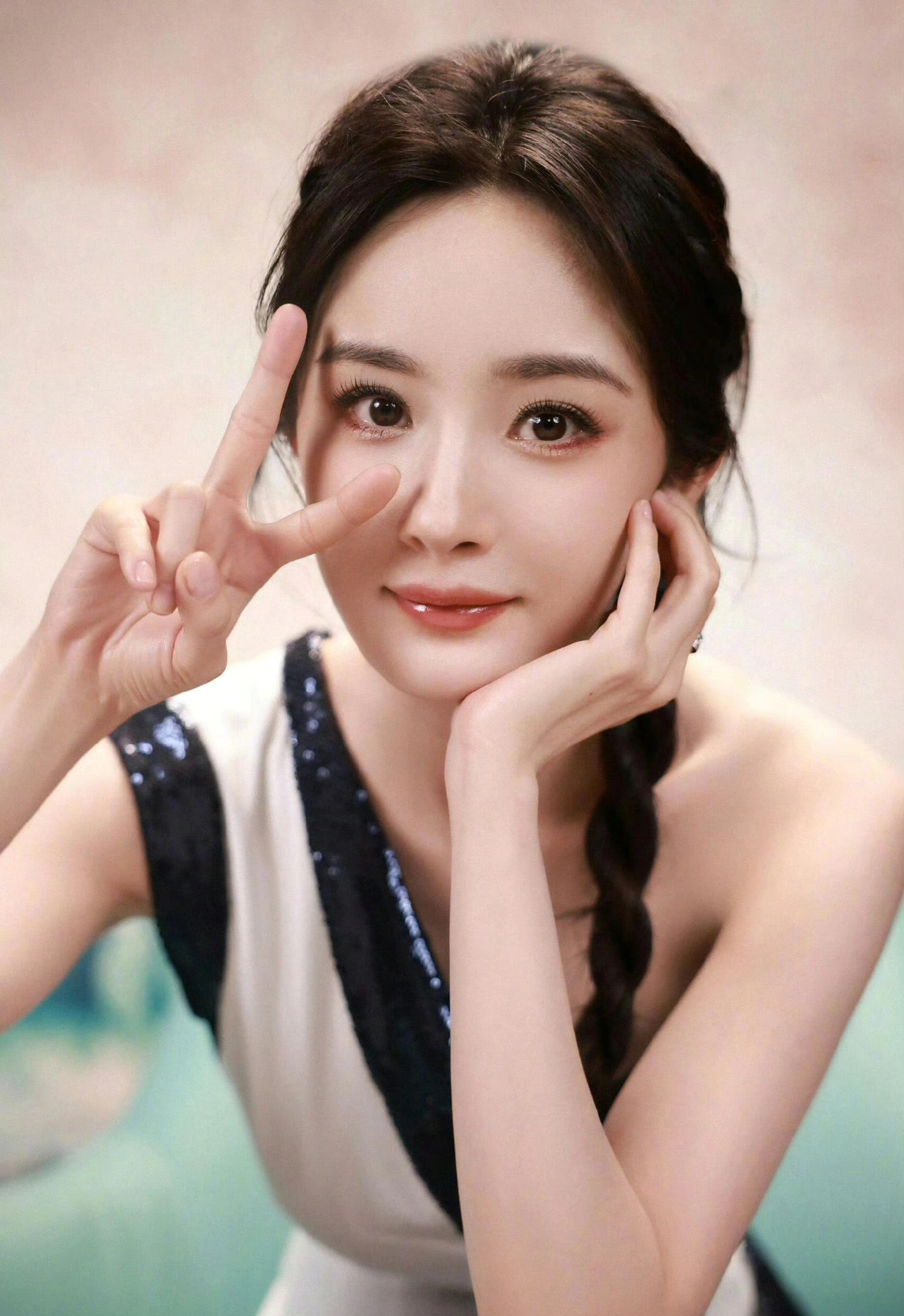 杨幂录节目最新造型好美，她真的好适合红色啊，简直不要太迷人呀