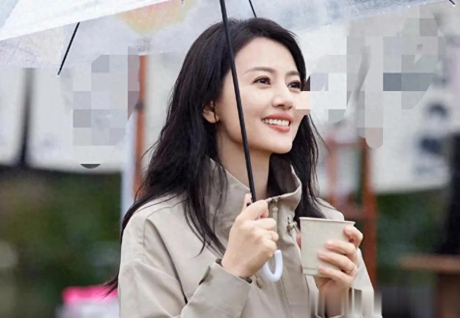 高圆圆烫了油画卷带火了秋冬新穿搭:短外套+半身裙,时髦又洋气