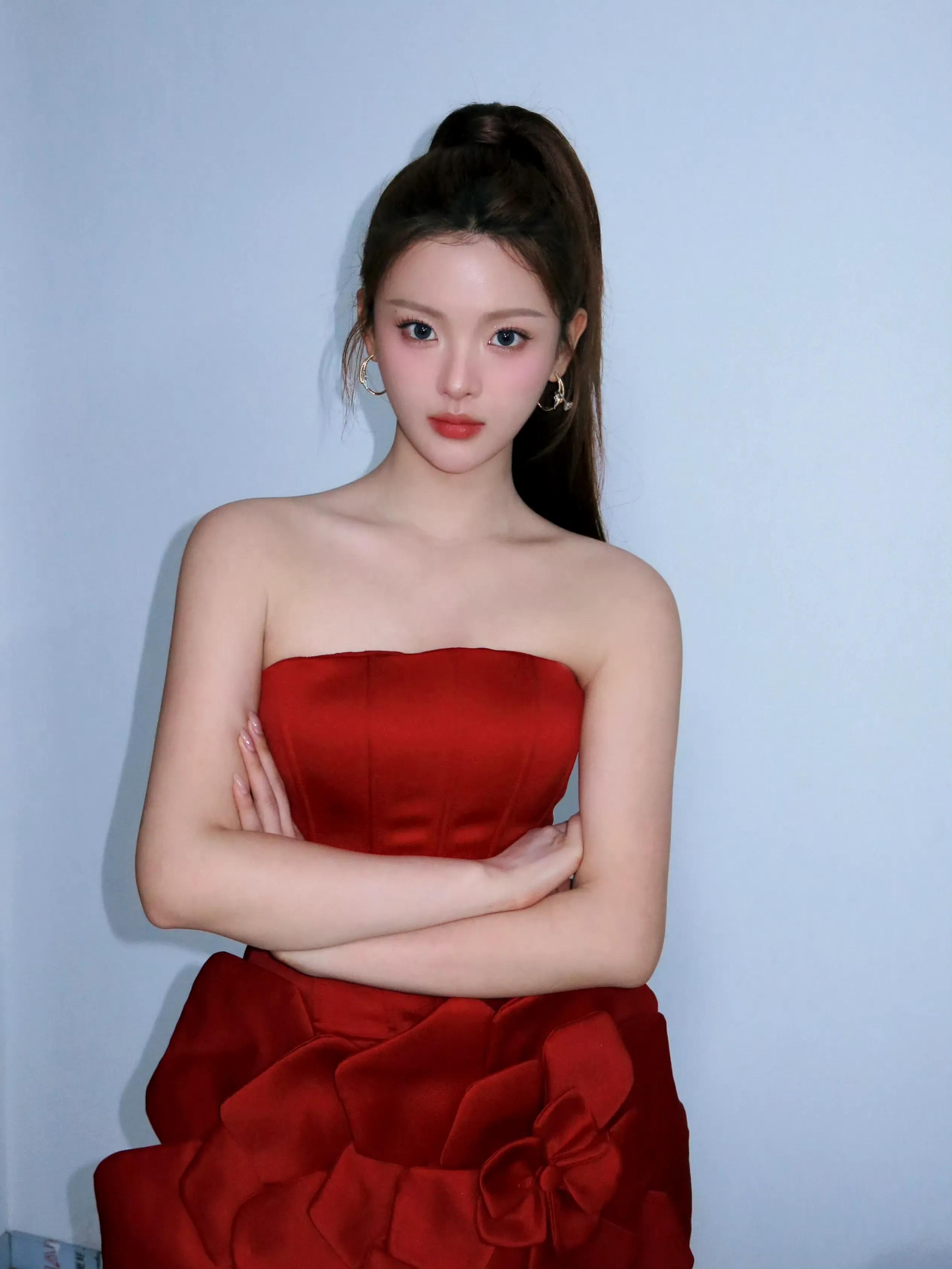 性感红裙的杨超越