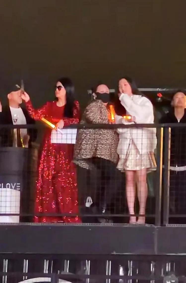 跨年夜在香港看演唱会,本来气氛挺嗨,结果眼神全被二楼给吸走了