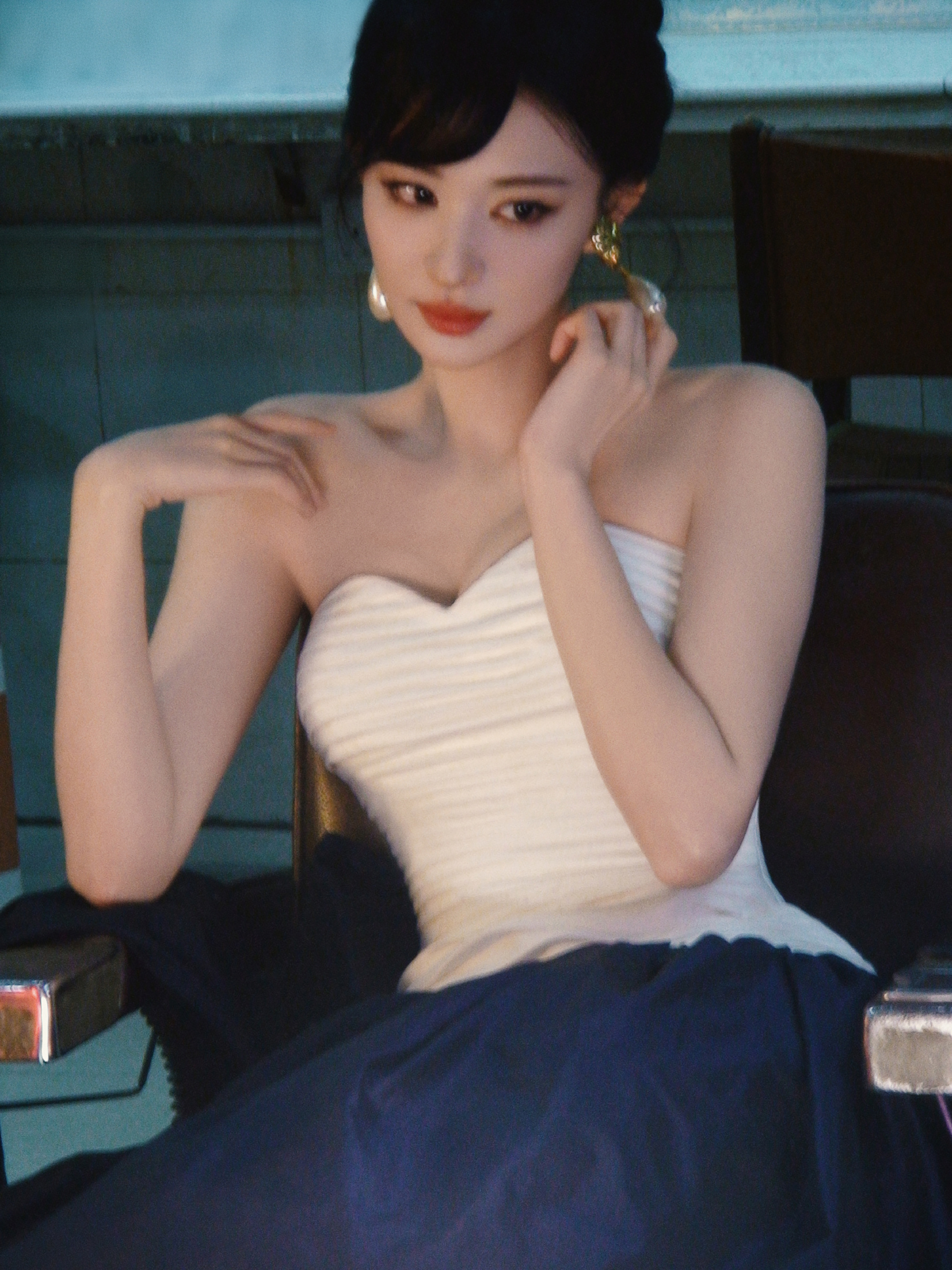 王楚然尖叫之夜造型，抹胸裙衬纤肩美颈，高开叉露腿尽显吸引力