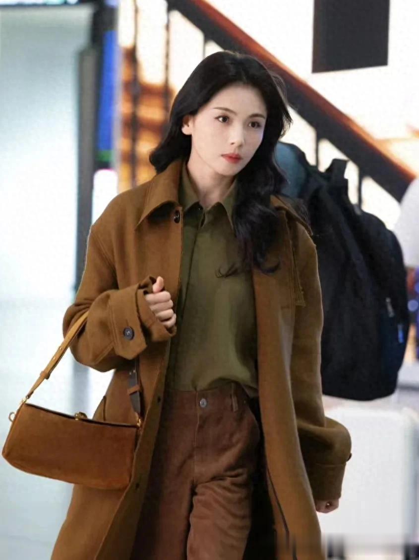 刘涛新烫了油画卷发真惊艳！穿棕色大衣+衬衫+阔腿裤，洋气又高级