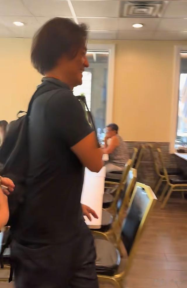 郑伊健在餐馆吃饭,头发稀疏满身“老人味”,49岁蒙嘉慧也发福!