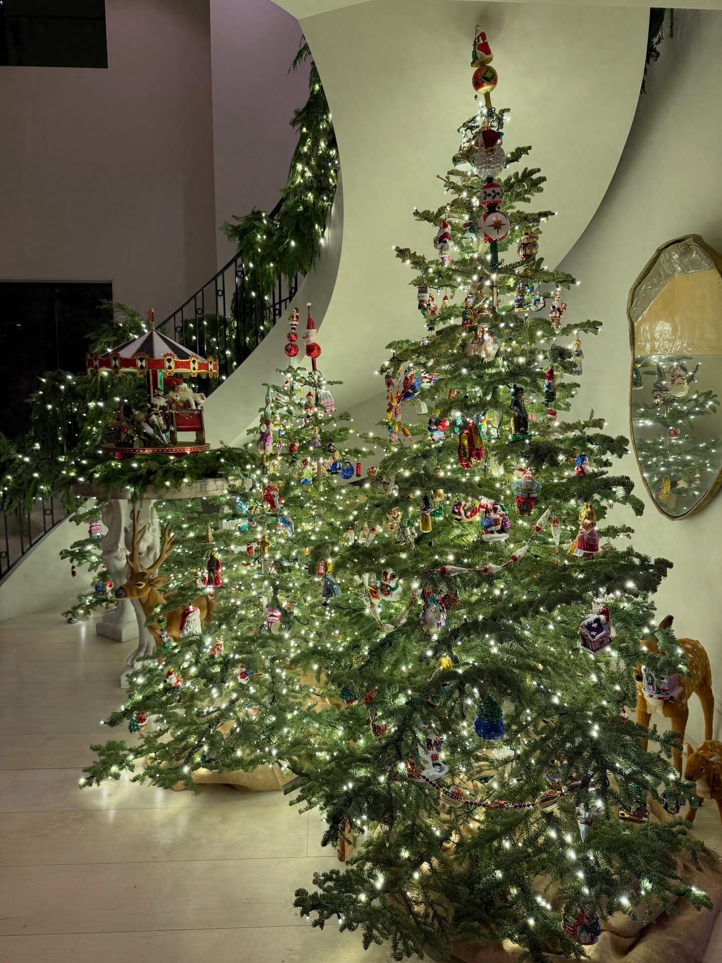 70岁卡戴珊太后晒圣诞照，逆天回春，小25岁黑人男友忠诚守护11年