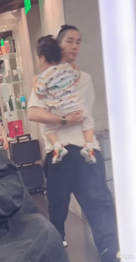 戚薇一家理发,3岁儿子肉嘟嘟,李承铉单手抱娃,脸太瘦都变丑了