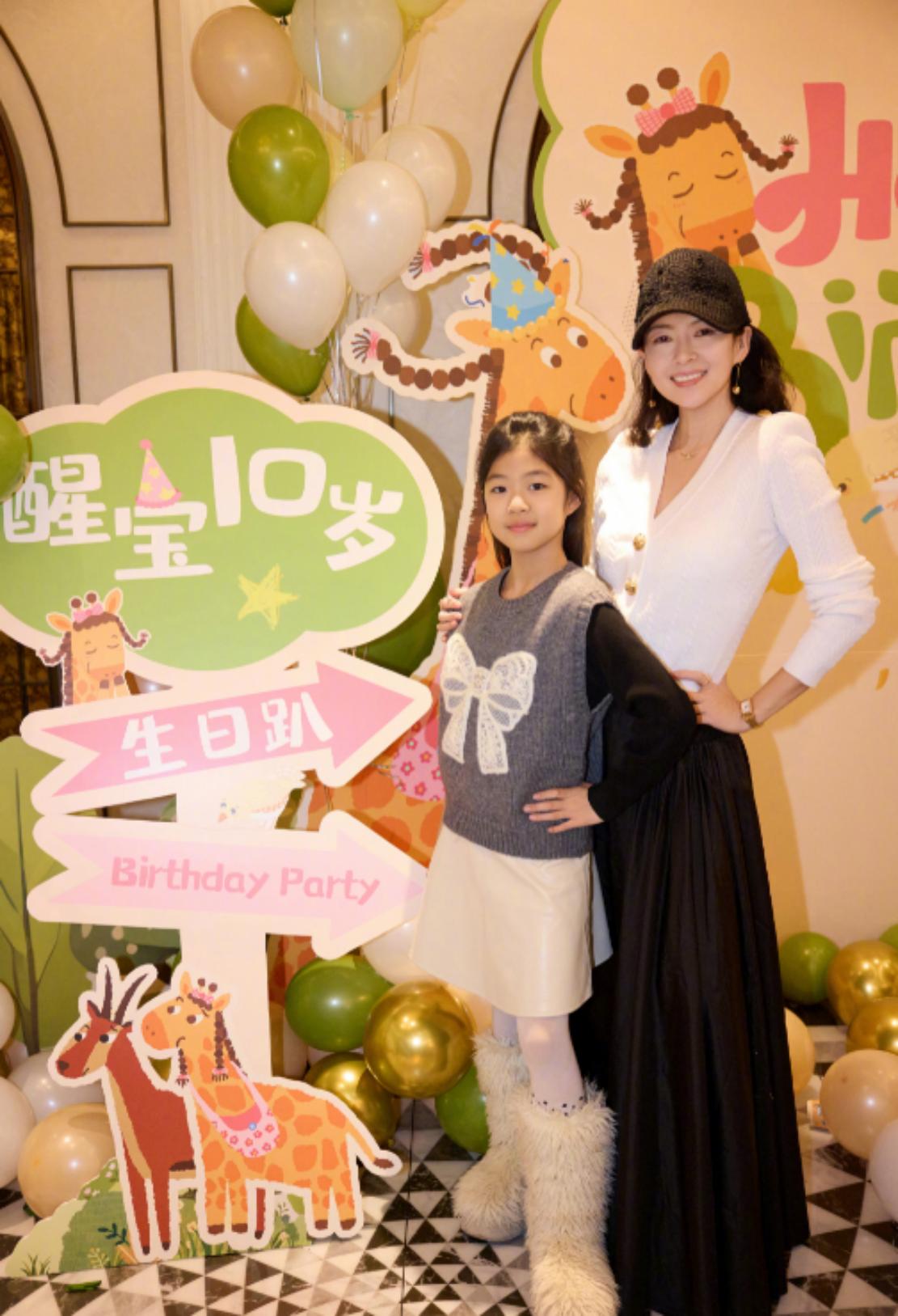 章子怡嫂子晒一家7口合照，章母出镜很宠孙女，婆媳相处如亲母女